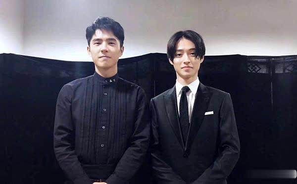 可能有不熟悉日本明星的朋友会问山崎贤人是谁?我就讲一个《死亡笔记》主角L。