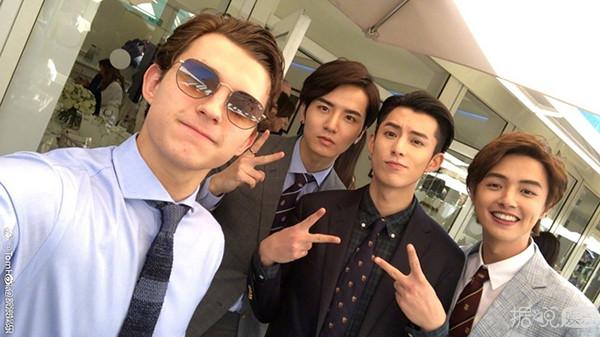 这是在温网现场拍的,其实当时还有荷兰弟 、艾玛 、撸哥,他们自拍的时候还把新F4拍了进去。