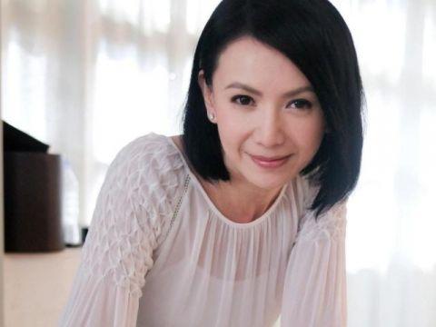 接下来要说的，便是一位“佳人已逝”的女演员了。她就是在娱乐圈中，被称为“梅姑”的梅艳芳了。