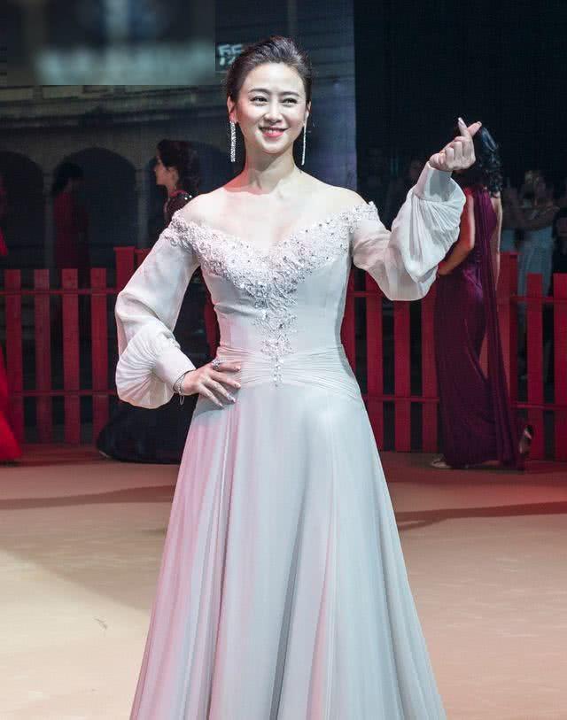 看了翁虹的现场照，很惊叹她的“冻龄”美貌，完全不像是50岁的女人。