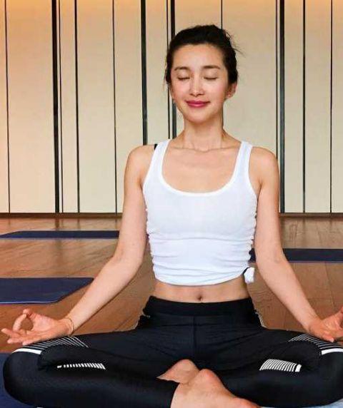 陈坤变身瑜伽博主,在线和网友互动分享打坐技巧