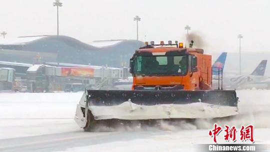 乌鲁木齐国际机场机务工程部全力清理跑道积雪。郭一彤 摄