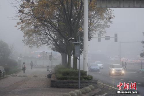 5日，贵阳市观山湖区出现大雾天气。