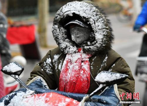 河北石家庄，一位市民的衣帽被雪“覆盖”。中新社记者 翟羽佳 摄