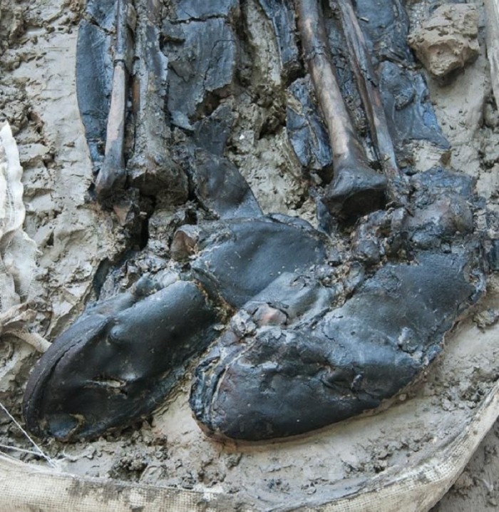 考古学家发现一具身穿长筒皮靴的中世纪骸骨