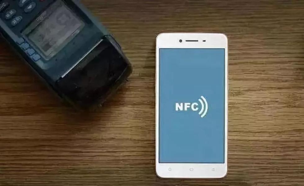 盈通电子科技和黑狗科技均称该笔费用的名目为“技术服务费”。但是，业内有专家对此持有异议。