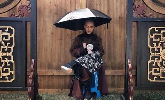 海兰察一个人撑着伞，躲在角落里拿着小风扇避暑，看深情比较落寞，不知道此刻明玉在哪里。