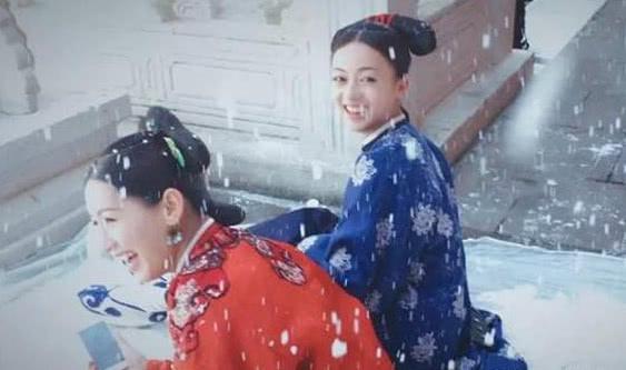 原来下雪都是假的，不过魏璎珞笑得是真开心啊，剧中很少能看到她笑得那么的轻松真实。