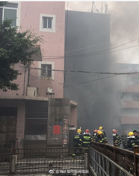 泉州市区一厂房突发火灾 请让出救援通道