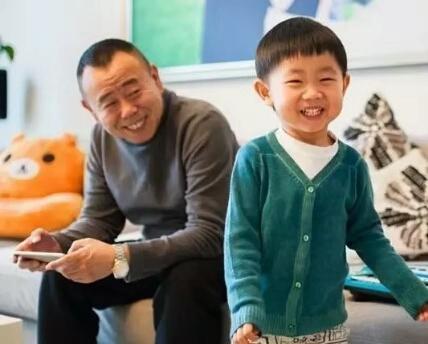 潘长江外孙近照曝光，小圆脸、眯眯眼酷似外公，你们觉得像吗？欢迎评论交流。