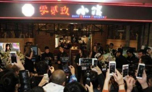 然而，一碗最普通的青菜面，不仅口味一般，要价更是高达30元人民币，可以说是非常的不亲民。