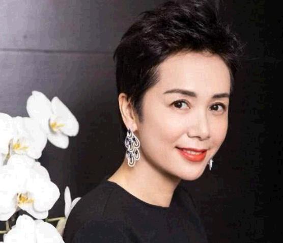 蒋雯丽，1969年6月20日生于安徽蚌埠，中国影视女演员。1993年毕业于北京电影学院表演系