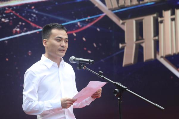 顺联动力董事长郭洪安在开机仪式现场讲话