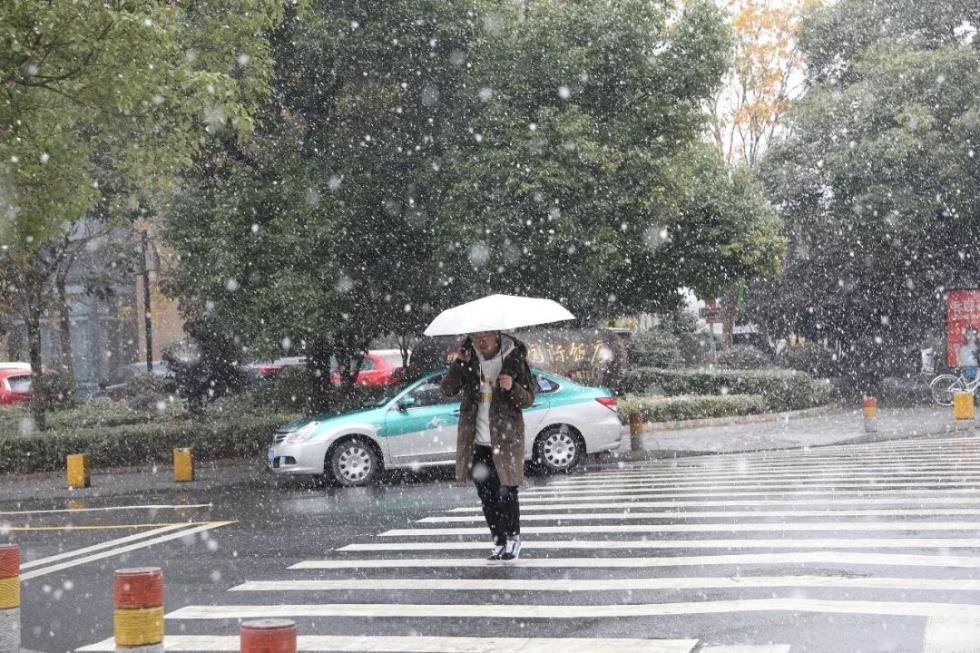 △8日，杭州迎来大范围降雪。（图自视觉中国）