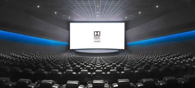 杜比影厅两边标志性的蓝光、以及定制的皮椅