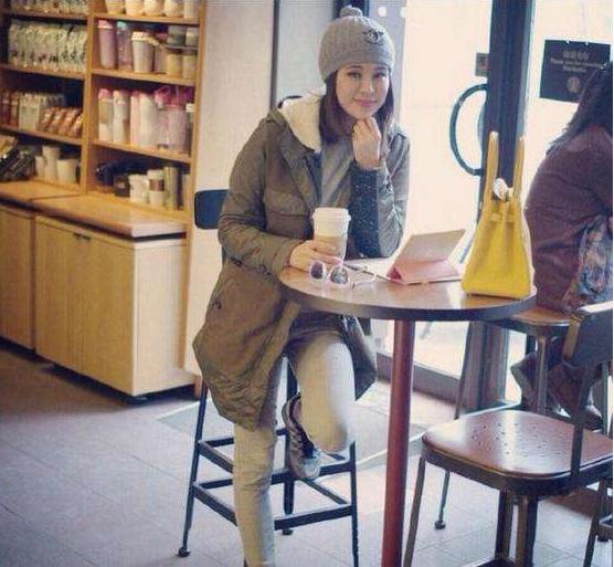 对此，不少网友表示，纷纷在娱乐圈里相信应有的爱情了，这才是嫁给爱情的模样