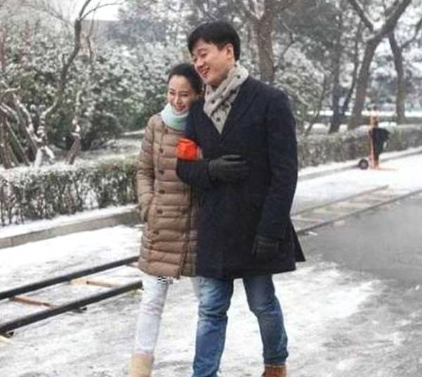 作为娱乐圈的模范丈夫，佟大为出席任何活动，基本上都会带着妻子关悦；