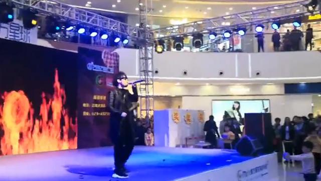 模仿周杰伦给他带来了巨大的财富和成就。