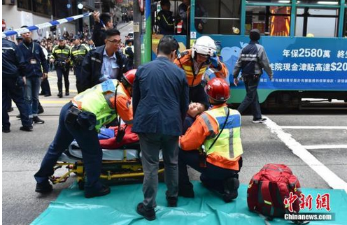 12月10日下午，香港北角熙和街发生致命交通事故，一辆车沿北角长康街斜路往下冲，横越英皇道多条行车线后，冲入熙和街并冲上行人道。中新社记者 麦尚旻 摄