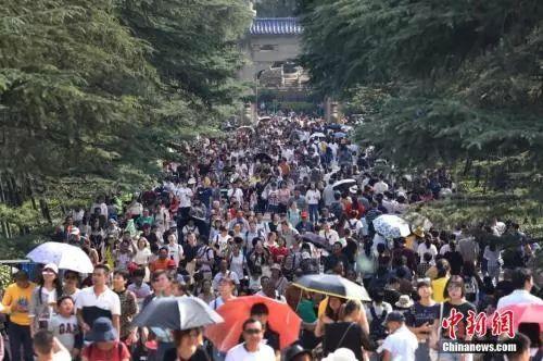 2018年10月2日，大批游客涌进南京中山陵参观。中新社记者 泱波 摄