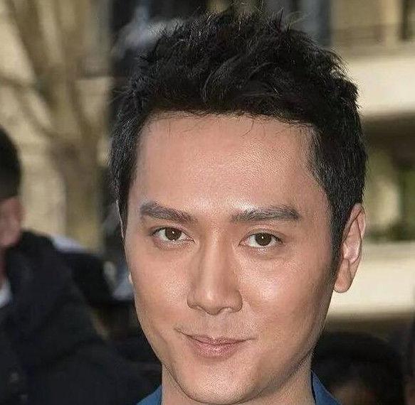 40岁冯绍峰素颜照曝光没化妆竟是这模样网友颖宝怎么受得了