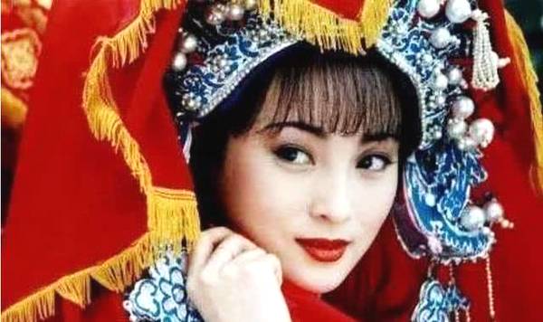 蒋勤勤 在1998年电视剧《苍天有泪》中饰演的性格温婉柔弱的萧家大小姐“萧雨凤“。