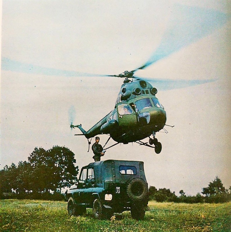 14 波兰空军和工兵联合清理河流冰冻 用古董直升机