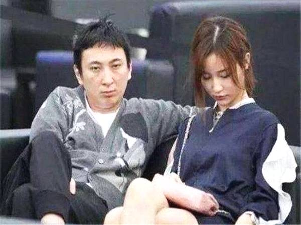 在网红女友身边也没有例外,板着一张脸。