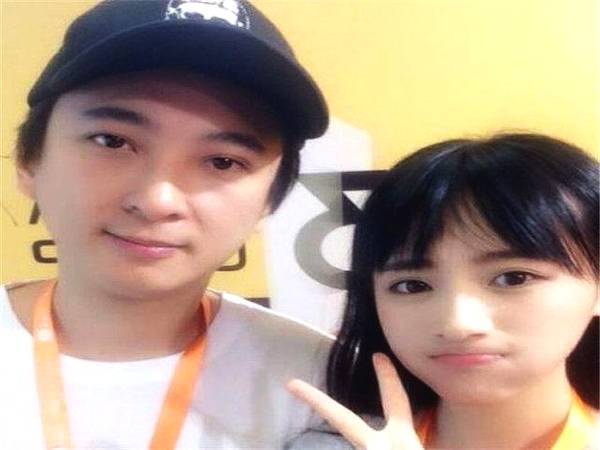 我们的小美女剪刀手卖萌多么可爱,王思聪也没有给面子。