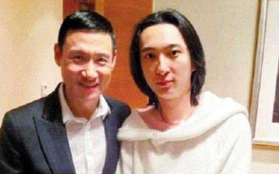 就连我们的歌神张学友,王思聪也是表情木讷,那时的王思聪还是留着长发,一种文艺青年的气质。