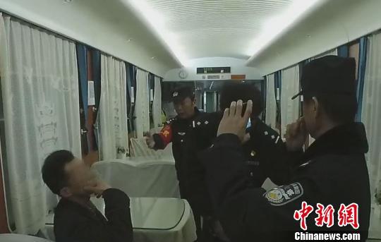 图为，武汉铁路公安民警正在对罗某进行口头传唤 胡金力 摄