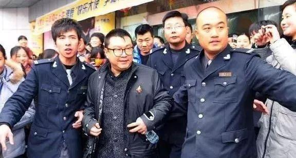 如今的尹相杰50岁了，生活落魄，靠街头卖唱为生，特别凄惨，曾经的大好前程都毁在了自己的手里。