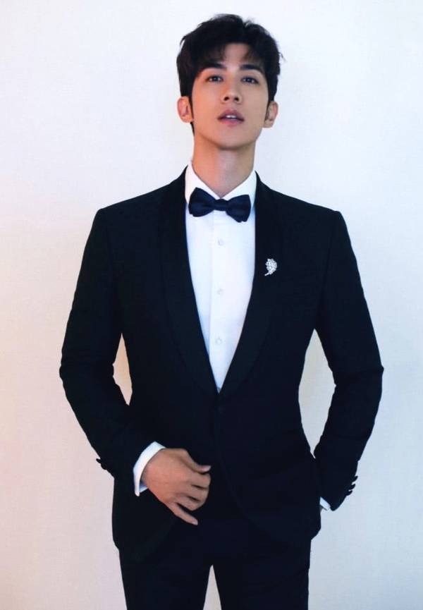 李治廷真的太帅了,身穿黑色西装搭配白色衬衫,时尚度满分!