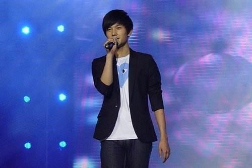 那年杨洋还参加了btv举办的年度盛典，和于小彤一起也唱了这首《许我一个红楼梦》。