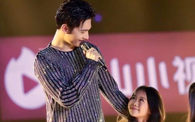 2018年春晚，杨洋和王凯带来一首《我的春晚我的年》，35年春晚经典场景再现，引发观众无限感慨。