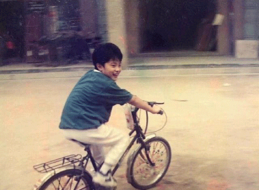 而最后一张图片，广大网友们，你们能够认出这个小孩是哪位明星吗？