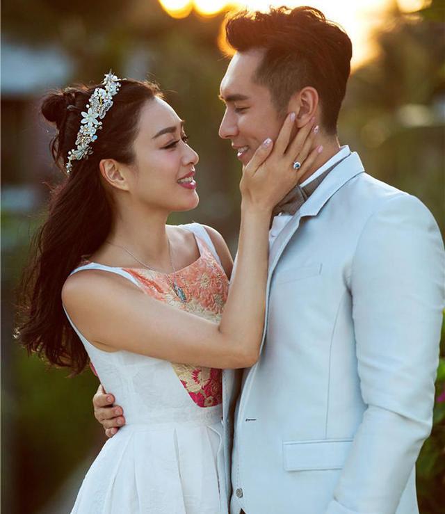 虽然这段恋情从一开始就受到了诸多质疑，她却用事实一次次让那些传言打脸。