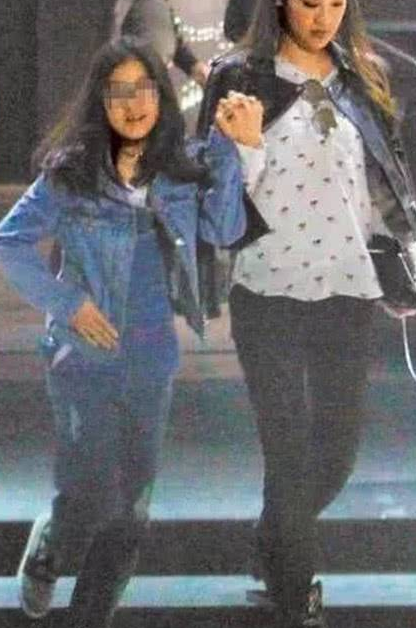 希望所有父母离异的孩子，能够快乐长大，受到的伤害小一点！