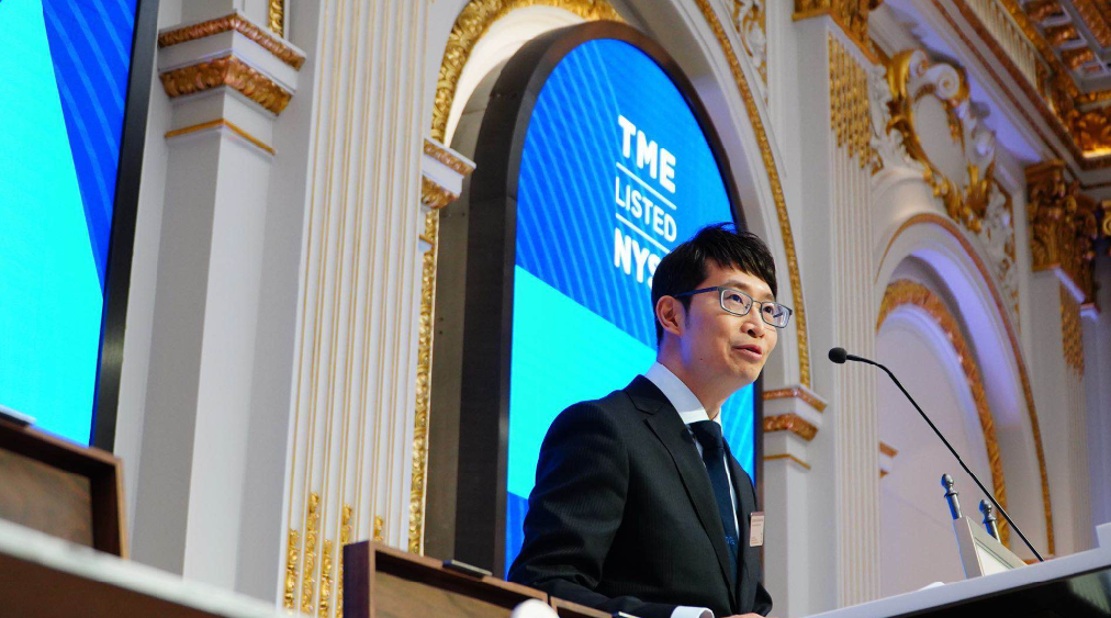 腾讯音乐娱乐集团首席执行官彭迦信在敲钟仪式上致辞