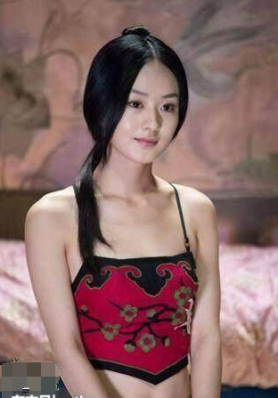 盘点女星肚兜装,刘亦菲虽美却平胸,柳岩的根本包不住!