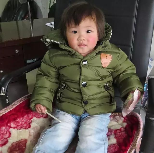 收养的程序繁杂，并不容易。为此，他们来来回回在相关机构中奔走，填了无数张表格。