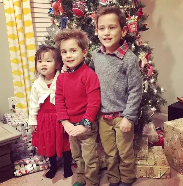 不过没过多久，哥俩都彻底被小妹妹的可爱征服了！