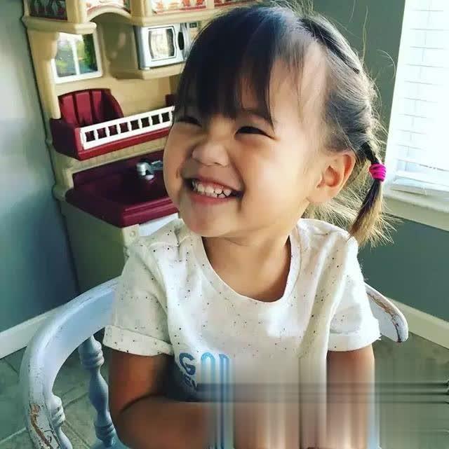 现在的眼神里散发着自信与快乐的光芒。