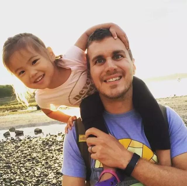 美国夫妇领养的孤儿如今成小公主两年的惊人变化让网友泪奔