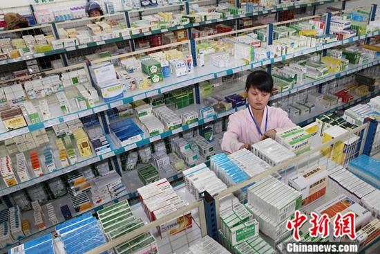 江苏赣榆县一药店的工作人员在整理药品。中新社发 司伟 摄(资料图)