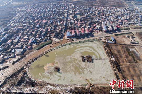 11日，山西省太原市尖草坪区一处水利设施发生渗漏，水库下泄注满一处人工湖。 韦亮 摄