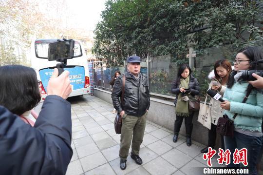 被害人的父亲杨敢连抵达上海市高级人民法院。 张亨伟 摄