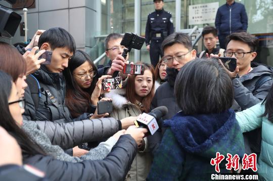 开庭前大批记者在法院门前采访被害人家属。 张亨伟 摄