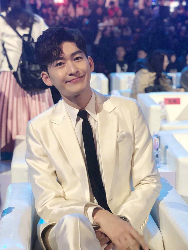 34岁张翰撞上30岁朱一龙同样白西装配衬衫帅气不相上下