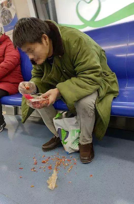 男子边吃小龙虾边把虾皮扔在地板上。北京晚报 图